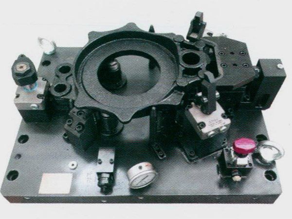 製(zhi)動器底闆(ban)液壓(ya)裌具